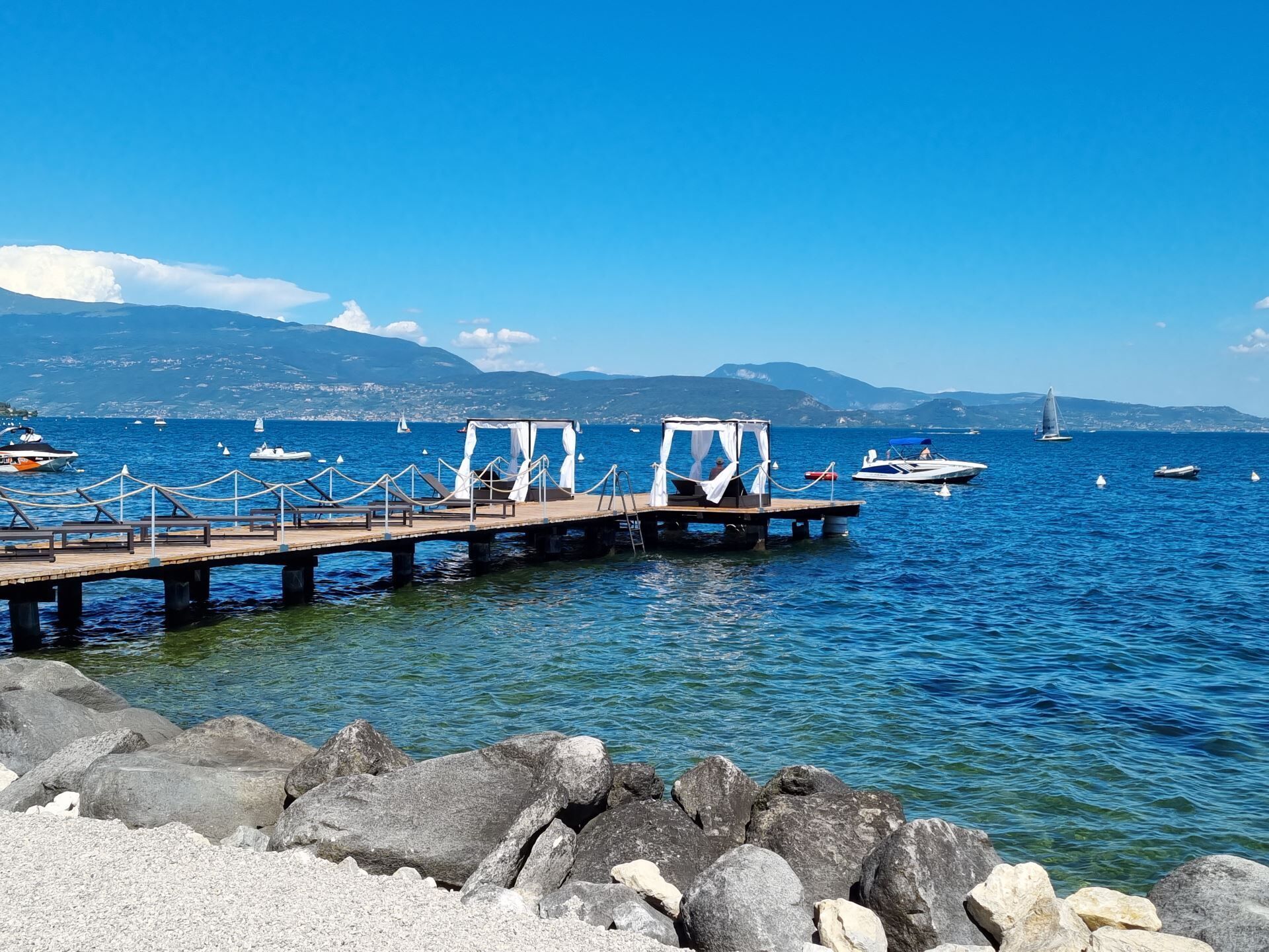 Eine Pier mit Sitzbereichen und einer felsigen Küste.