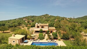 A villa with a swimming pool, surrounded by lush greenery and hills. - Country house with pool and beautiful views (Cas Concos)