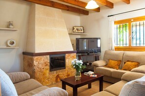 Een televisie en een tafeltennistafel