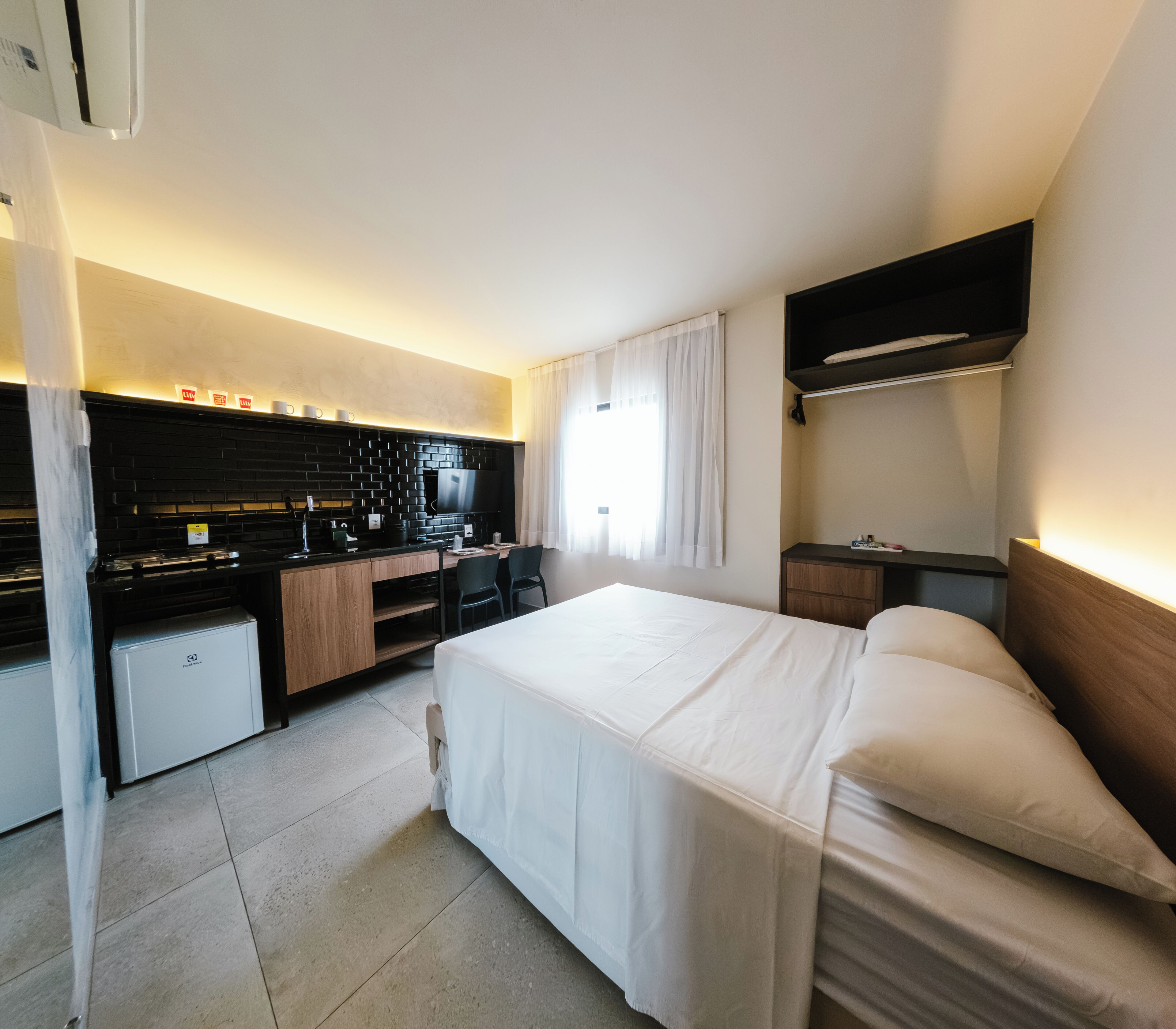 Quarto casal executivo, cozinha | Wi-Fi de cortesia, roupa de cama