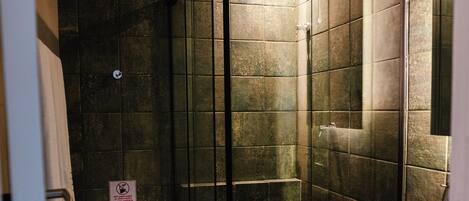 Ein Badezimmer mit Duschkabine, Toilette und Waschbecken.