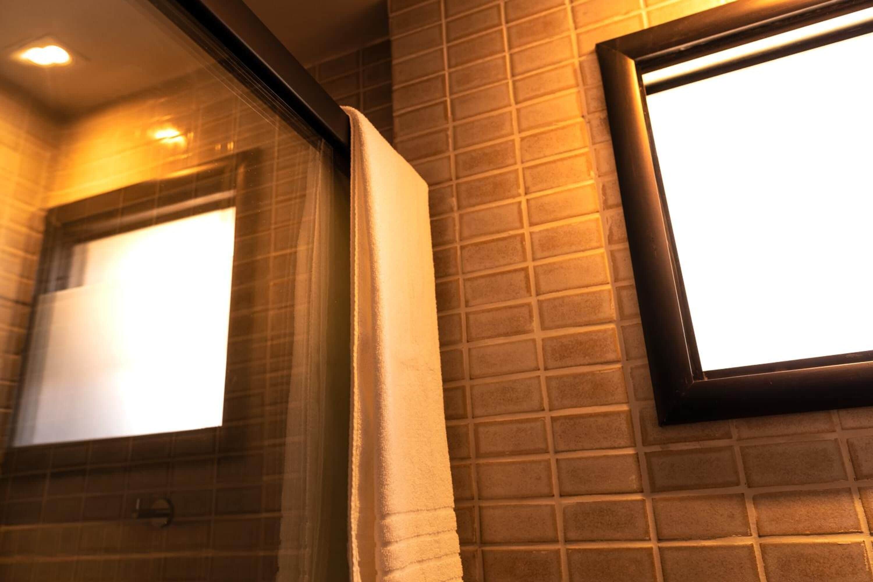 standard quadruple room | bathroom | shower, towels