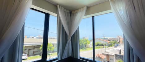 Habitación de lujo, vistas a la playa | Escritorio, wifi gratis, ropa de cama