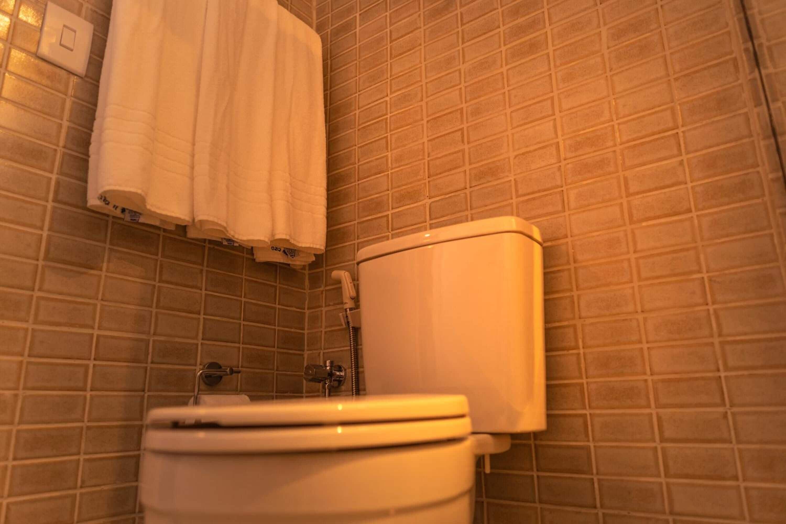 standard quadruple room | bathroom | shower, towels