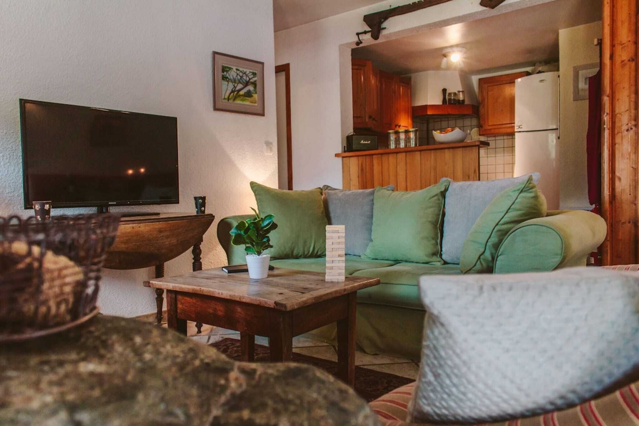 Tv, eldstad, dvd-spelare och ett bordtennisbord