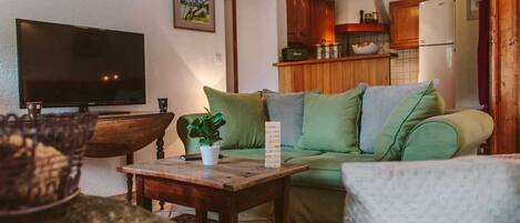 Tv, eldstad, dvd-spelare och ett bordtennisbord