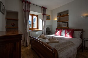 3 bedrooms, free WiFi, bed sheets - Chalet Dibona, cosy log fire evenings 200m from the slopes, by Ski Peak (Vaujany)