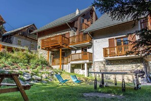 Property grounds - Chalet Dibona, cosy log fire evenings 200m from the slopes, by Ski Peak (Vaujany)