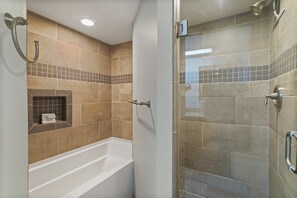 Badewanne, Haartrockner, Handtücher