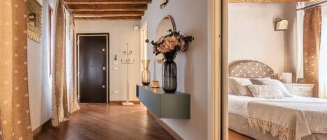 1 habitación, tabla de planchar con plancha, wifi gratis y ropa de cama