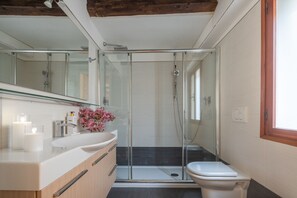 Een douche, een haardroger, handdoeken