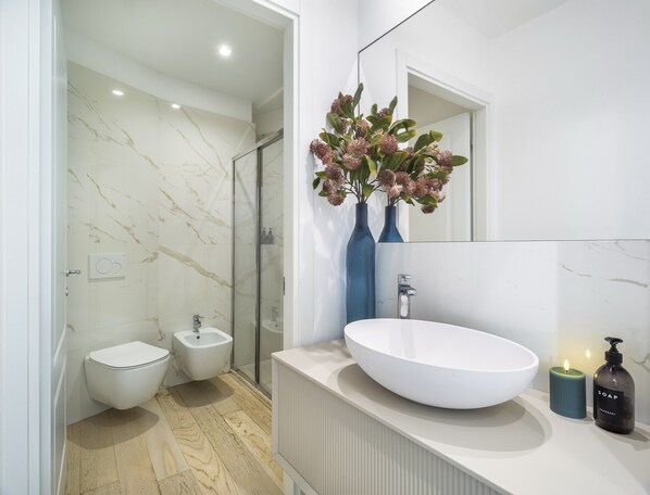 Shower, hair dryer, towels