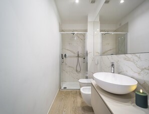 Shower, hair dryer, towels - Brera Design Apartment R&R (Milano)