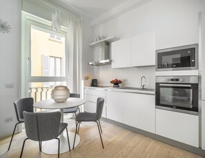 Kühlschrank, Mikrowelle, Ofen, Herdplatte