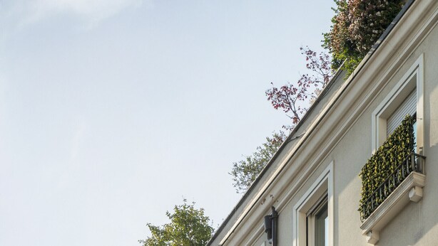 A row of multi-story buildings with balconies and windows. - Brera Design Apartment R&R (Milano)