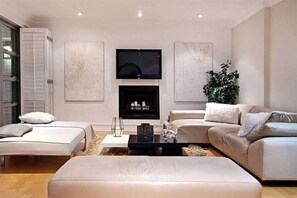 20-inch TV with digital channels - Villa Blanca (Cape Town)