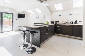 Kühlschrank, Mikrowelle, Ofen, Geschirrspüler