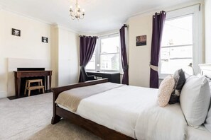 4 habitaciones y espacio para trabajar con laptop 