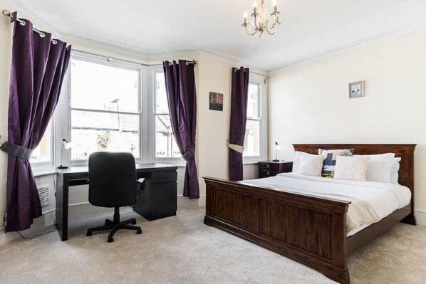 4 habitaciones y espacio para trabajar con laptop 