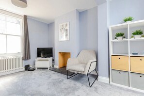 Apartment (2 Bedrooms) | 2 bedrooms, iron/ironing board, bed sheets - Modern and Stylish 2 Bedroom House in Brighton (Brighton)