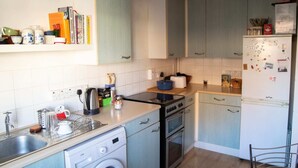 Appartement (1 Bedroom) | Cuisine privée | Cafetière/bouilloire, grand réfrigérateur, four, plaque de cuisson