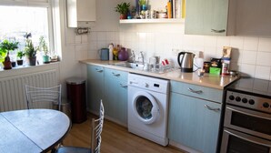 Appartement (1 Bedroom) | Cuisine privée | Cafetière/bouilloire, grand réfrigérateur, four, plaque de cuisson