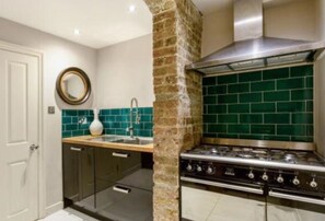 Apartment (2 Bedrooms) | Private kitchen | Oven, stovetop, cookware/dishes/utensils