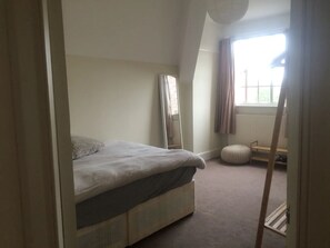 2 bedrooms, bed sheets - Bright 2 Bedroom Apartments Close To Tube (London)
