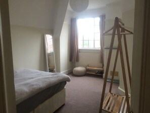 2 kamar tidur dan seprai linen