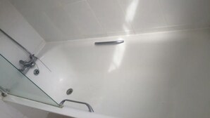 Bathtub, free toiletries