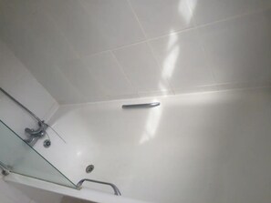 Bathtub dan perlengkapan mandi gratis