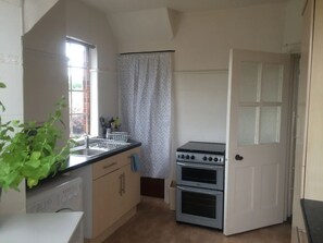 Oven, kompor, mesin pencuci piring, dan peralatan masak/sendok-piring