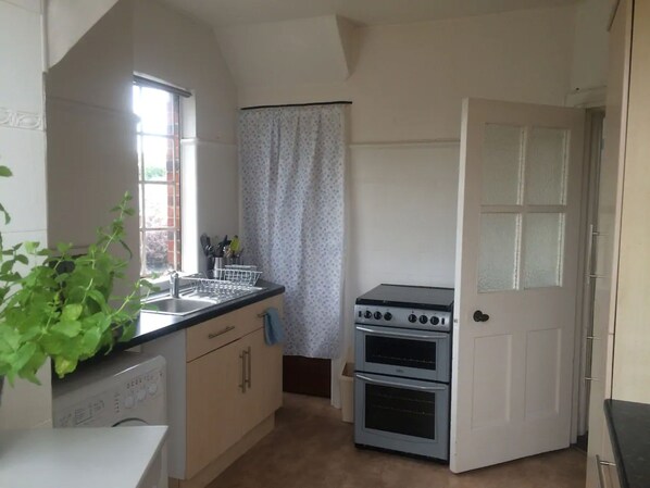 Oven, kompor, mesin pencuci piring, dan peralatan masak/sendok-piring