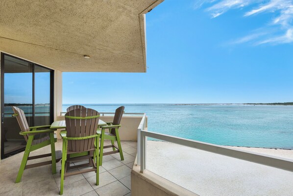 Outdoor dining - ✨Gulf & Harbor Views~Beachfront Pool~Wlk2Beach~Fitness Center~3BR East Pass 308 (Destin)
