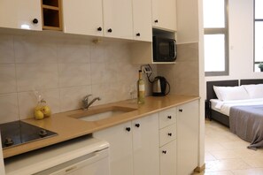 City Apartment, City View | Private kitchen