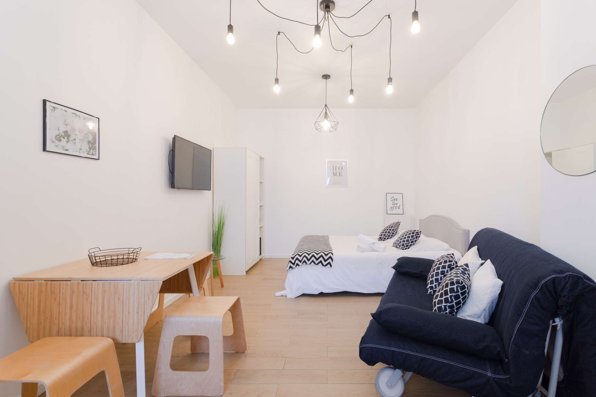Tabla de planchar con plancha, wifi y ropa de cama 