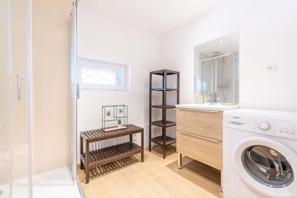 Shower, towels - Studio Blancarde 1 (Marseille)