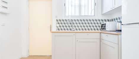 Réfrigérateur, four à micro-ondes, surface de cuisson, cafetiÚre-théiÚre