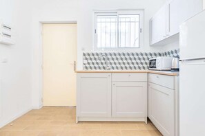 Kühlschrank, Mikrowelle, Herdplatte, Wasserkocher mit Kaffee-/Teezubehör