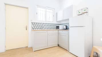 Réfrigérateur, micro-ondes, plaque de cuisson, cafetière/bouilloire