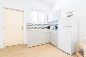 Fridge, microwave, stovetop, coffee/tea maker - Studio Blancarde 1 (Marseille)