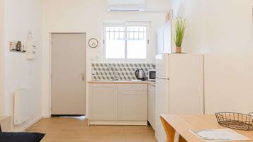 Réfrigérateur, micro-ondes, plaque de cuisson, cafetière/bouilloire