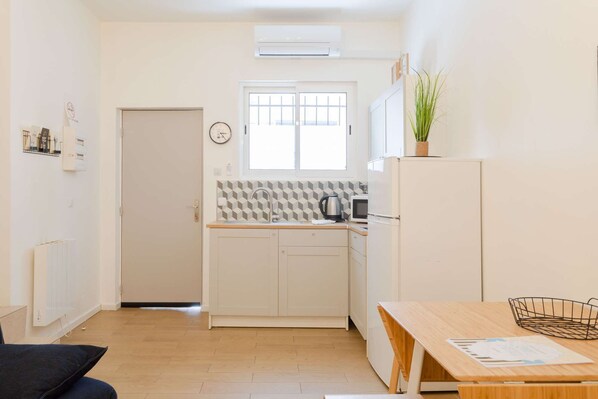 Fridge, microwave, stovetop, coffee/tea maker - Studio Blancarde 1 (Marseille)