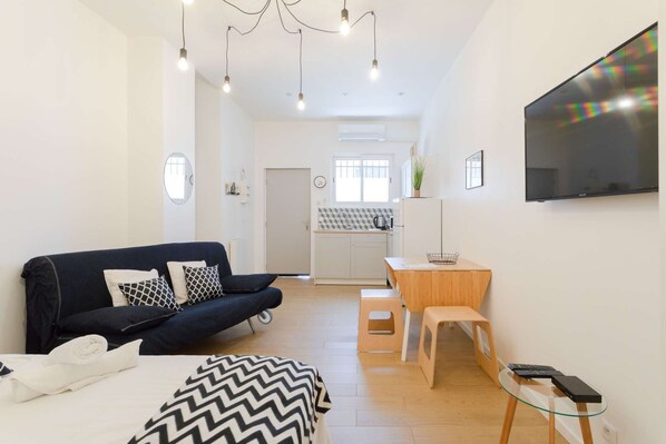 Iron/ironing board, WiFi, bed sheets