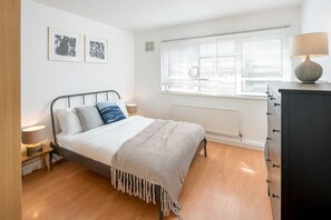 3 bedrooms, iron/ironing board, free WiFi, bed sheets - 3 bed Stylish Stockwell Apartment (London)