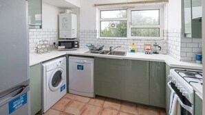 Private kitchen - 3 bed Stylish Stockwell Apartment (London)