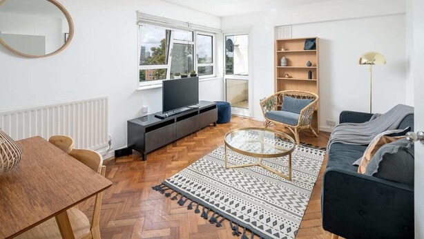 Living area - 3 bed Stylish Stockwell Apartment (London)