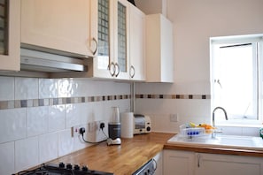 Apartment (1 Bedroom) | Private kitchen | Full-sized fridge, microwave, oven, stovetop
