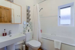 Lejlighed (1 Bedroom) | Badeværelse | Gratis toiletartikler, Sæbe, Shampoo, Toiletpapir