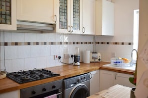 Apartment (1 Bedroom) | Private kitchen | Full-sized fridge, microwave, oven, stovetop